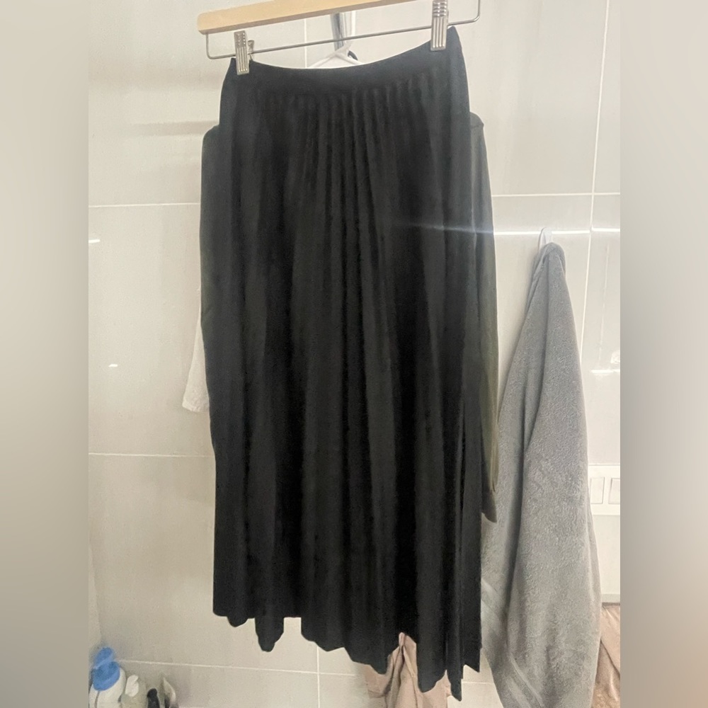 Black pleated skirt